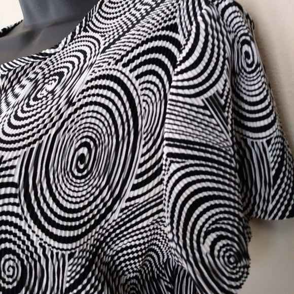 Expandable Black & White Swirl Design Top - Picture 7 of 8